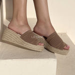 sandale compensée, sandale plateforme, sandale femme compensée, sandale été femme, sandale confortable, sandale tendance, sandale maroc, chaussures maroc femme, sandale chic été, sandale casual, sandale chunky, sandale plate femme, sandales confortables, sandale mode femme, sandale style zara, sandale bohème, sandale vacances, sandale daily wear, mules femme, mules tendance, sandale et mule femme, chaussures été femme
