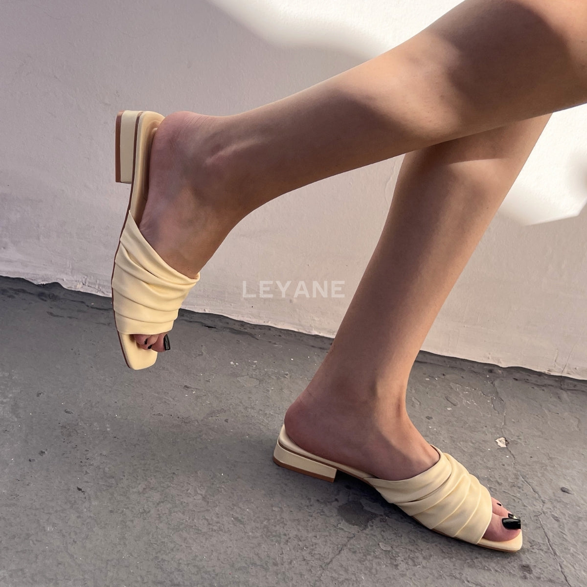 sandale plate, sandale maroc , sandale chunky, chaussures maroc, sandale femme, sandale zara, sandale été, sandals confortables, mules en daim, mules en crochets, mules maroc, mules femmes, mules tendance, sandale et mule, sabots femme
