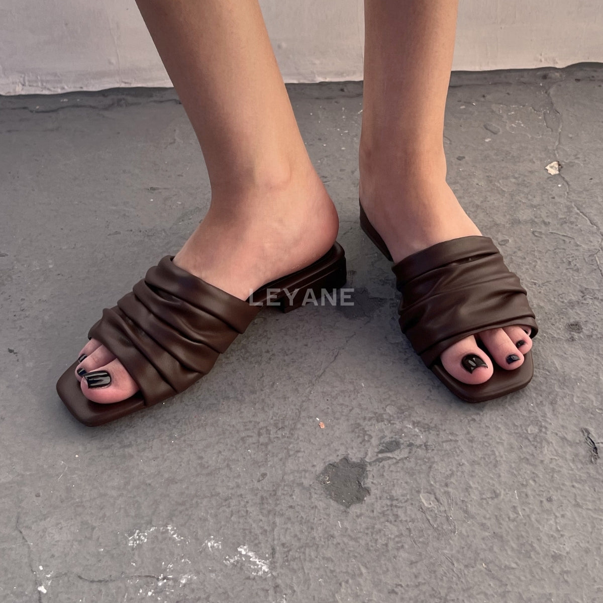 sandale plate, sandale maroc , sandale chunky, chaussures maroc, sandale femme, sandale zara, sandale été, sandals confortables, mules en daim, mules en crochets, mules maroc, mules femmes, mules tendance, sandale et mule, sabots femme
