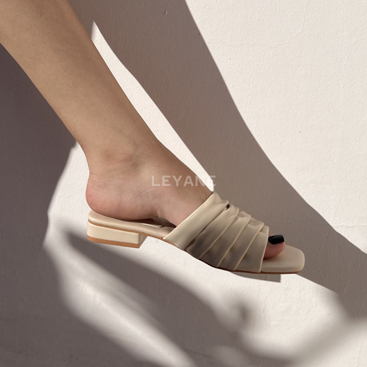 sandale plate, sandale maroc , sandale chunky, chaussures maroc, sandale femme, sandale zara, sandale été, sandals confortables, mules en daim, mules en crochets, mules maroc, mules femmes, mules tendance, sandale et mule, sabots femme
