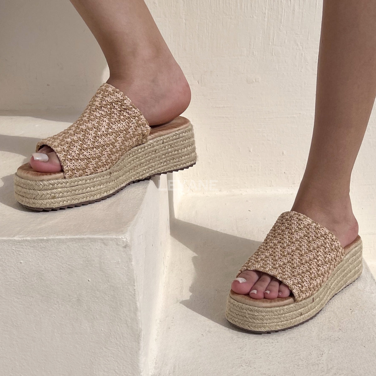 sandale compensée, sandale plateforme, sandale femme compensée, sandale été femme, sandale confortable, sandale tendance, sandale maroc, chaussures maroc femme, sandale chic été, sandale casual, sandale chunky, sandale plate femme, sandales confortables, sandale mode femme, sandale style zara, sandale bohème, sandale vacances, sandale daily wear, mules femme, mules tendance, sandale et mule femme, chaussures été femme
