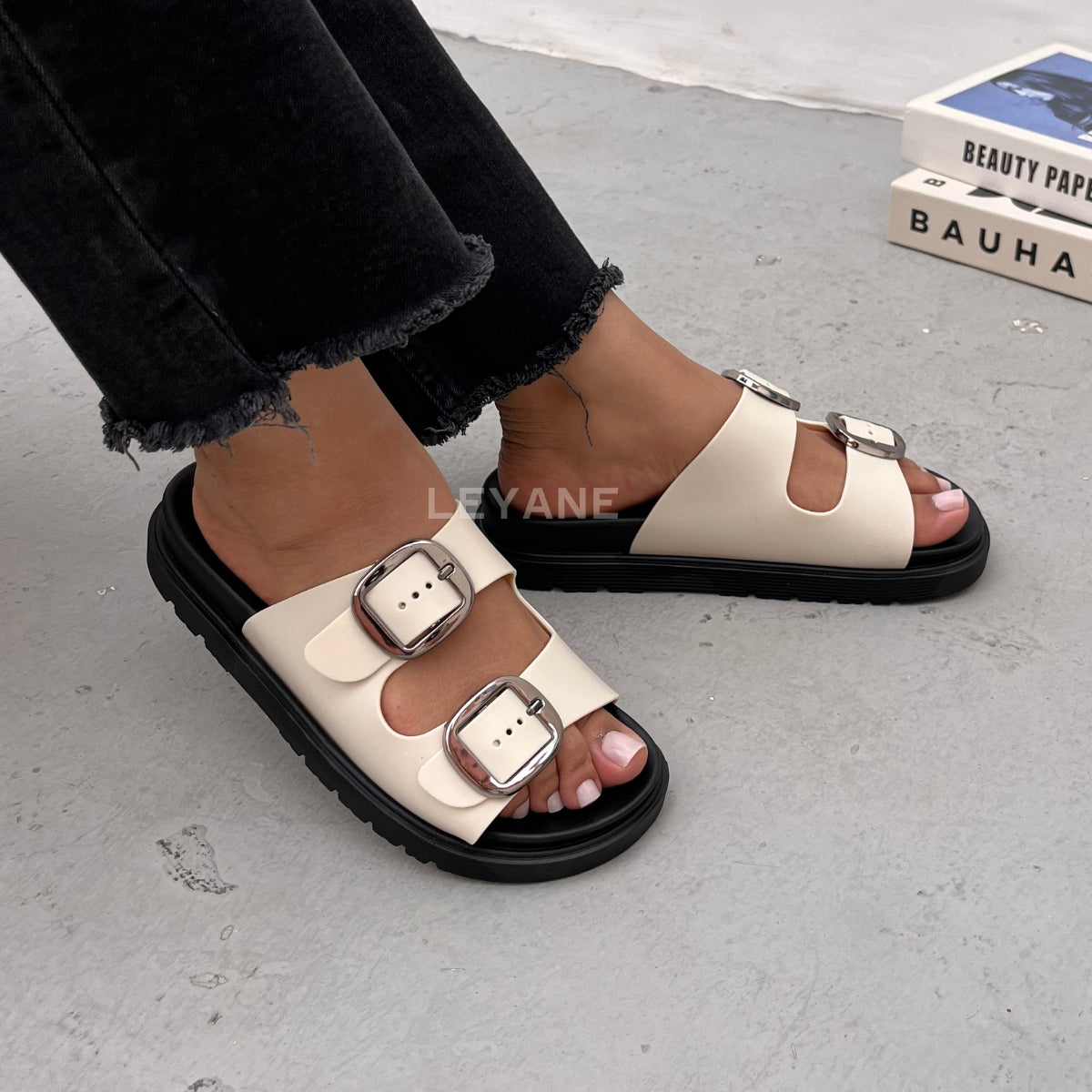 sandale plate, sandale maroc , sandale chunky, chaussures maroc, sandale femme, sandale zara, sandale été, sandals confortables, mules en daim, mules en crochets, mules maroc, mules femmes, mules tendance, sandale et mule, sabots femme
