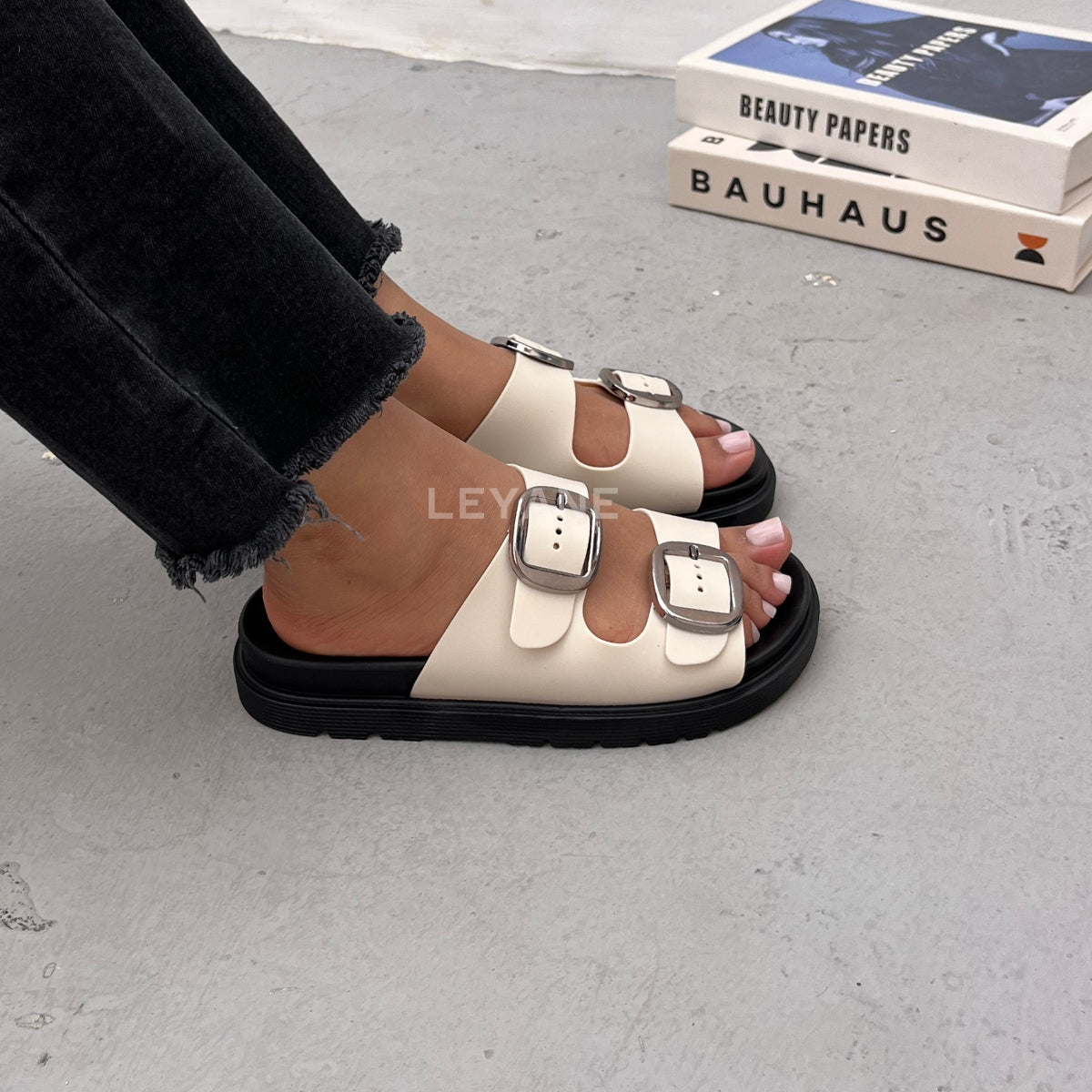 sandale plate, sandale maroc , sandale chunky, chaussures maroc, sandale femme, sandale zara, sandale été, sandals confortables, mules en daim, mules en crochets, mules maroc, mules femmes, mules tendance, sandale et mule, sabots femme
