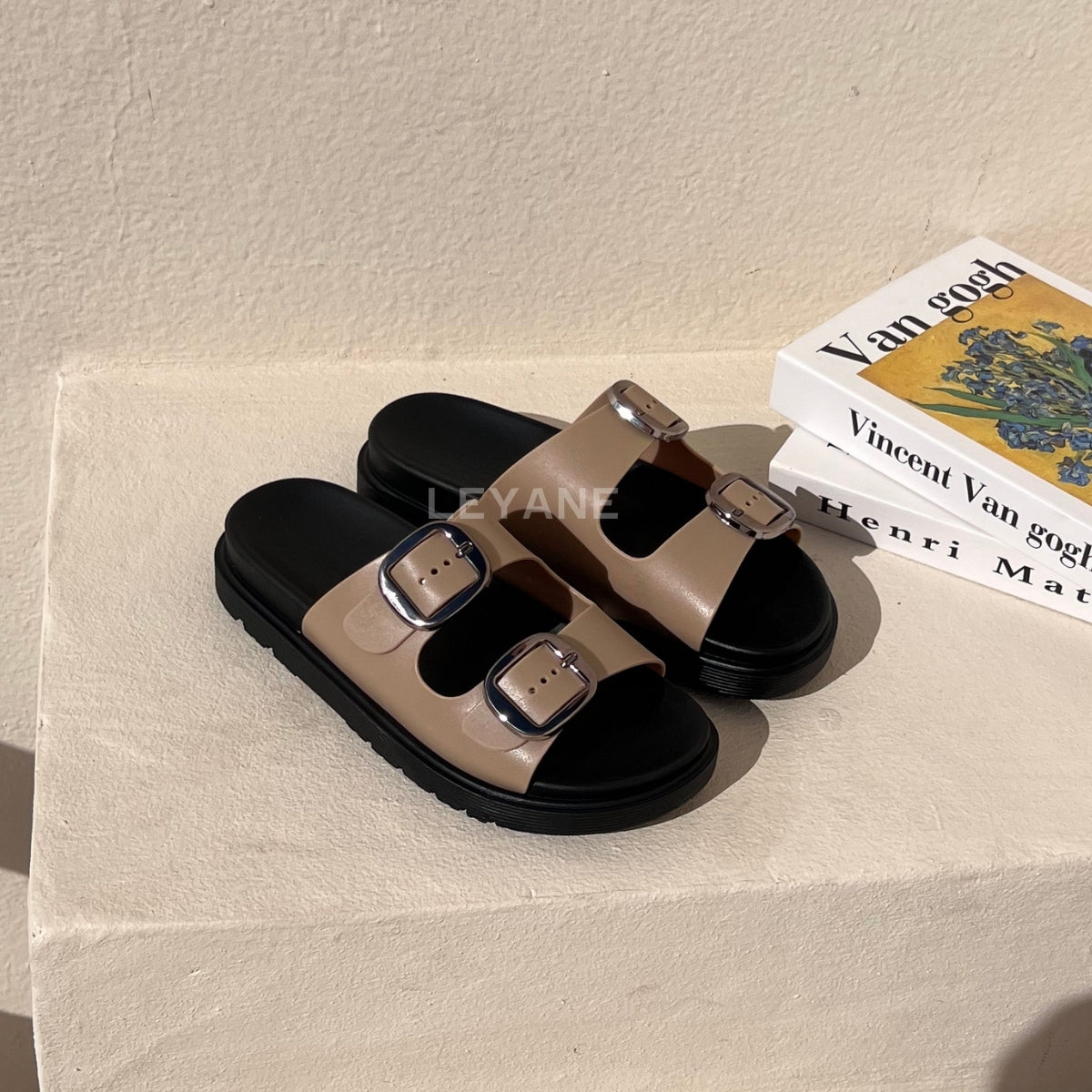 sandale plate, sandale maroc , sandale chunky, chaussures maroc, sandale femme, sandale zara, sandale été, sandals confortables, mules en daim, mules en crochets, mules maroc, mules femmes, mules tendance, sandale et mule, sabots femme
