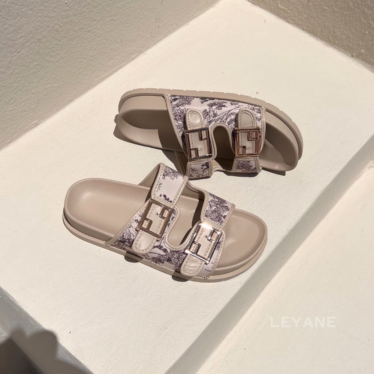 Les sandales à deux brides ajoutent une touche d'élégance à toute tenue. Parfaites pour une soirée chic ou pour une escapade en ville. Complétez votre look avec ces sandales haut de gamme.

Caractéristiques :

Couleur : Marron

Conseils de taille :

Optez pour une pointure de plus que votre pointure habituelle pour un ajustement parfait.

Origine : Importé de France