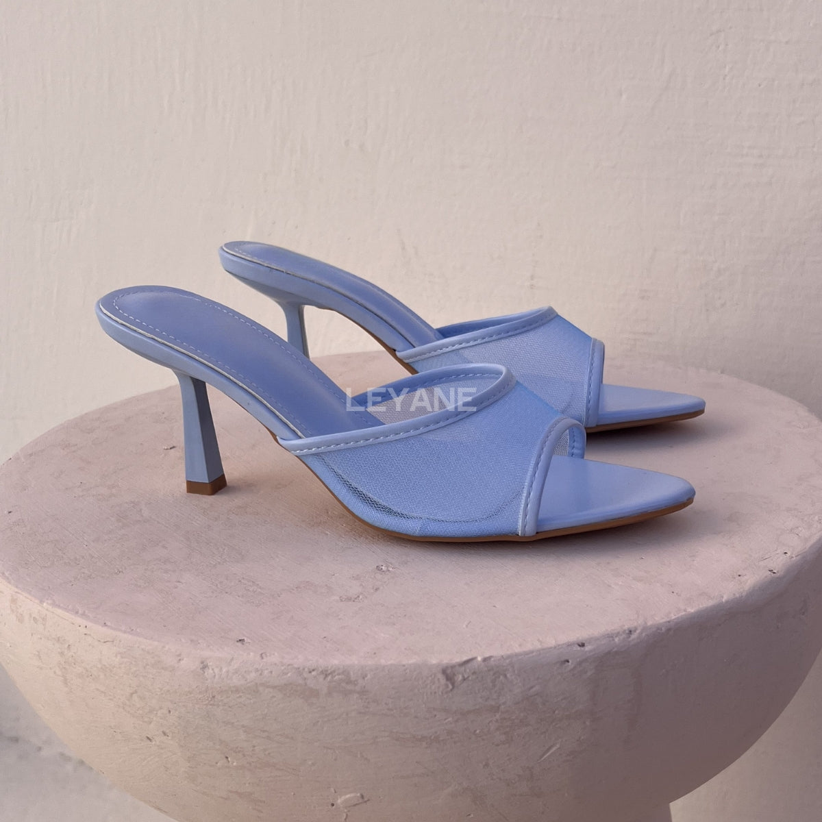 sandales à talons, sandales talon femme, sandales à talon carré, sandales à talon large, sandales à talon épais, sandales à talon haut, sandales à talon moyen, sandales confortables, sandales élégantes femme, sandales chic, sandales tendance, sandales été femme, sandales habillées, sandales minimalistes, sandales modernes, sandales ouvertes, sandales à brides, sandales bride cheville, sandales plateforme, sandales chunky talon, sandales fashion, sandales casual chic, sandales soirée, sandales style marocain