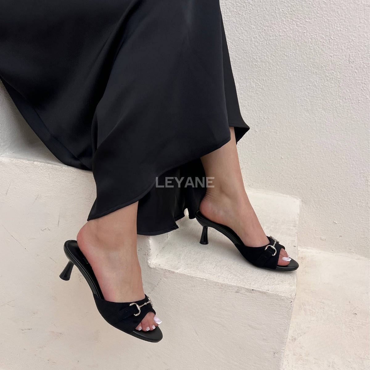 sandales à talons, sandales talon femme, sandales à talon carré, sandales à talon large, sandales à talon épais, sandales à talon haut, sandales à talon moyen, sandales confortables, sandales élégantes femme, sandales chic, sandales tendance, sandales été femme, sandales habillées, sandales minimalistes, sandales modernes, sandales ouvertes, sandales à brides, sandales bride cheville, sandales plateforme, sandales chunky talon, sandales fashion, sandales casual chic, sandales soirée, sandales style marocain