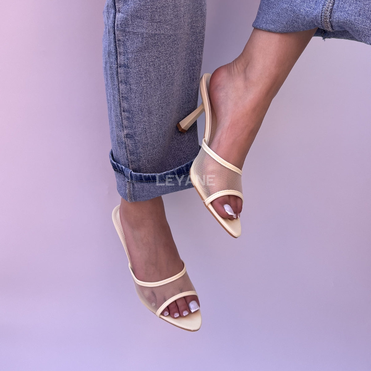 sandales à talons, sandales talon femme, sandales à talon carré, sandales à talon large, sandales à talon épais, sandales à talon haut, sandales à talon moyen, sandales confortables, sandales élégantes femme, sandales chic, sandales tendance, sandales été femme, sandales habillées, sandales minimalistes, sandales modernes, sandales ouvertes, sandales à brides, sandales bride cheville, sandales plateforme, sandales chunky talon, sandales fashion, sandales casual chic, sandales soirée, sandales style marocain