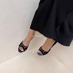 sandales à talons, sandales talon femme, sandales à talon carré, sandales à talon large, sandales à talon épais, sandales à talon haut, sandales à talon moyen, sandales confortables, sandales élégantes femme, sandales chic, sandales tendance, sandales été femme, sandales habillées, sandales minimalistes, sandales modernes, sandales ouvertes, sandales à brides, sandales bride cheville, sandales plateforme, sandales chunky talon, sandales fashion, sandales casual chic, sandales soirée, sandales style marocain