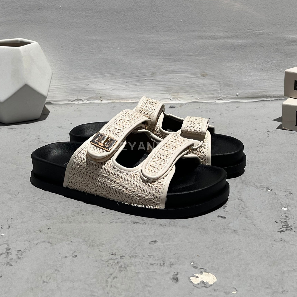 sandale plate, sandale maroc , sandale chunky, chaussures maroc, sandale femme, sandale zara, sandale été, sandals confortables, mules en daim, mules en crochets, mules maroc, mules femmes, mules tendance, sandale et mule, sabots femme
