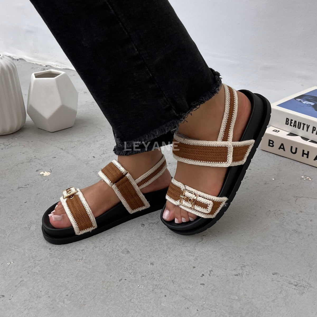 sandale plate, sandale maroc , sandale chunky, chaussures maroc, sandale femme, sandale zara, sandale été, sandals confortables, mules en daim, mules en crochets, mules maroc, mules femmes, mules tendance, sandale et mule, sabots femme
