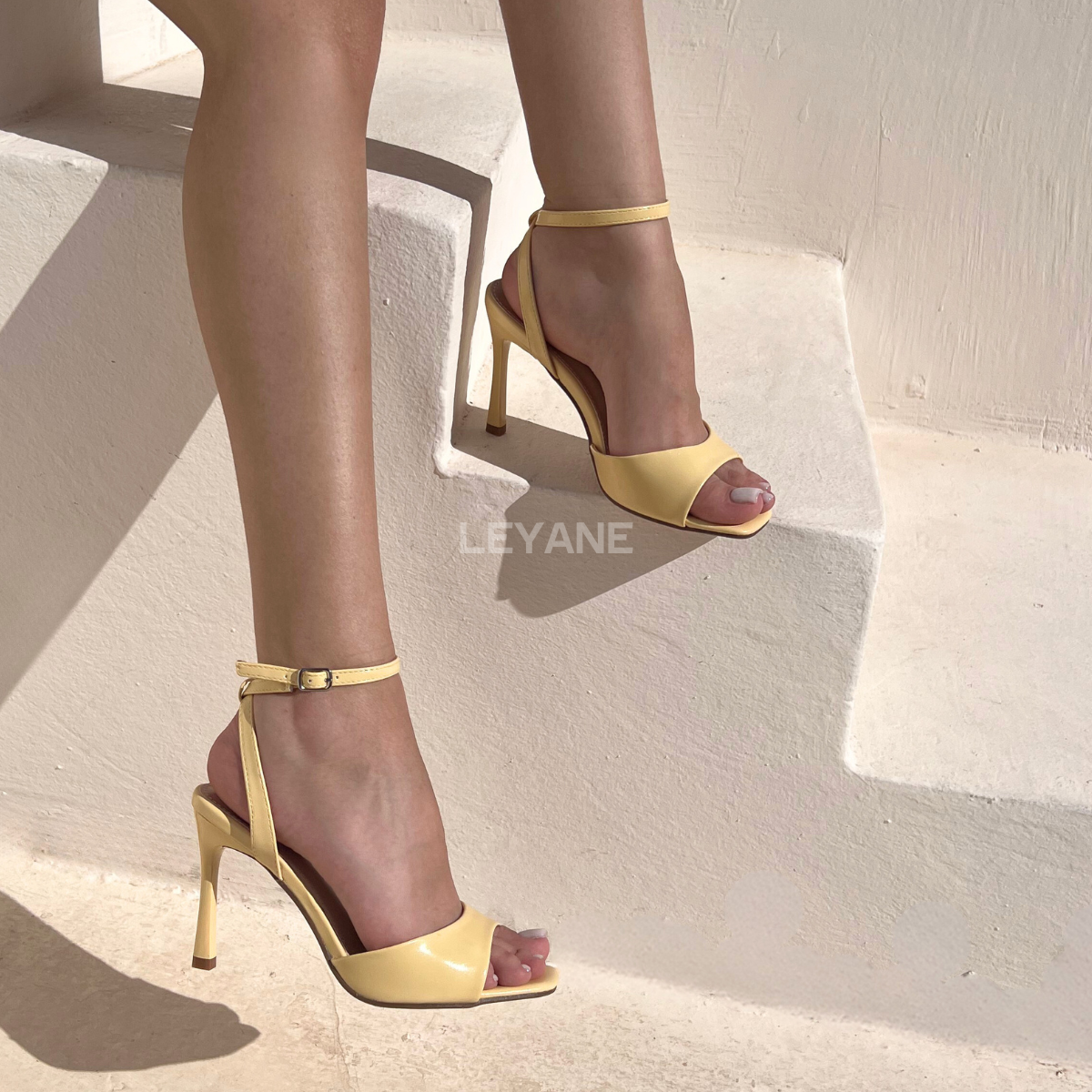 sandales femme, talon haut, sandales noires, escarpins ouverts, bride cheville, chaussures élégantes, talon fin, chaussures soirée, sandales chic, mode femme, été, minimaliste, tendance, look sophistiqué