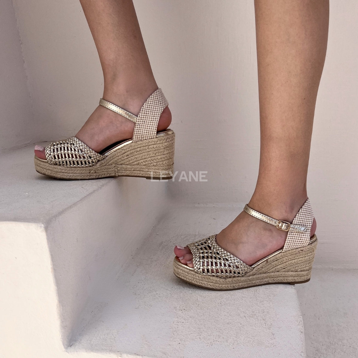 sandale compensée, sandale plateforme, sandale femme compensée, sandale été femme, sandale confortable, sandale tendance, sandale maroc, chaussures maroc femme, sandale chic été, sandale casual, sandale chunky, sandale plate femme, sandales confortables, sandale mode femme, sandale style zara, sandale bohème, sandale vacances, sandale daily wear, mules femme, mules tendance, sandale et mule femme, chaussures été femme
