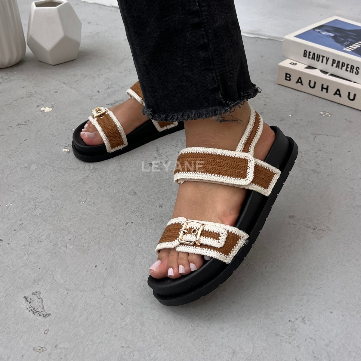 sandale plate, sandale maroc , sandale chunky, chaussures maroc, sandale femme, sandale zara, sandale été, sandals confortables, mules en daim, mules en crochets, mules maroc, mules femmes, mules tendance, sandale et mule, sabots femme
