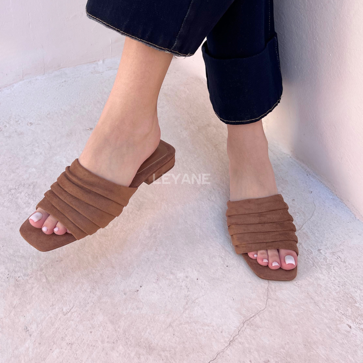 sandales femme, sandales marron, sandales daim, mules femme, chaussures été, talon bas, talon carré, sandales élégantes, chaussures confortables, look casual chic, mode femme, tendance été, sandales ouvertes, bride plissée, tenue décontractée, jean foncé, style minimaliste, fashion été, chaussures modernes