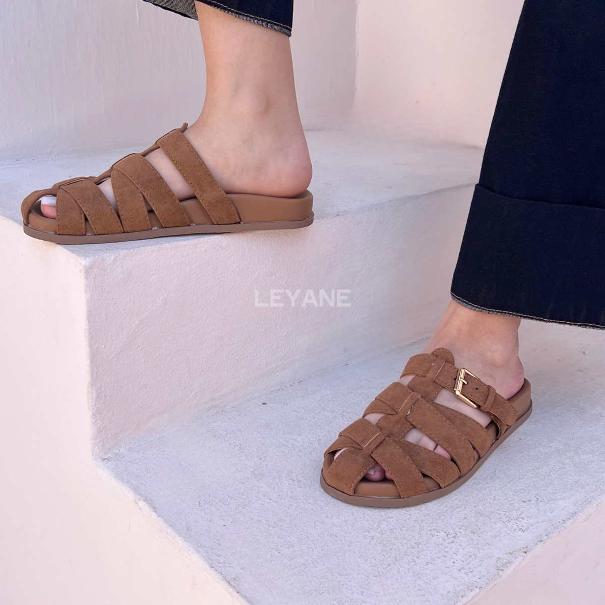 sandales femme, sandales noires, sandales plates, chaussures été, sandales à brides, boucle dorée, chaussures confortables, mode femme, look casual chic, sandales modernes, style minimaliste, chaussures ouvertes, tenue décontractée, tendance été, fashion femme, sandales pratiques, chaussures légères, style urbain