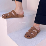 sandales femme, sandales noires, sandales plates, chaussures été, sandales à brides, boucle dorée, chaussures confortables, mode femme, look casual chic, sandales modernes, style minimaliste, chaussures ouvertes, tenue décontractée, tendance été, fashion femme, sandales pratiques, chaussures légères, style urbain