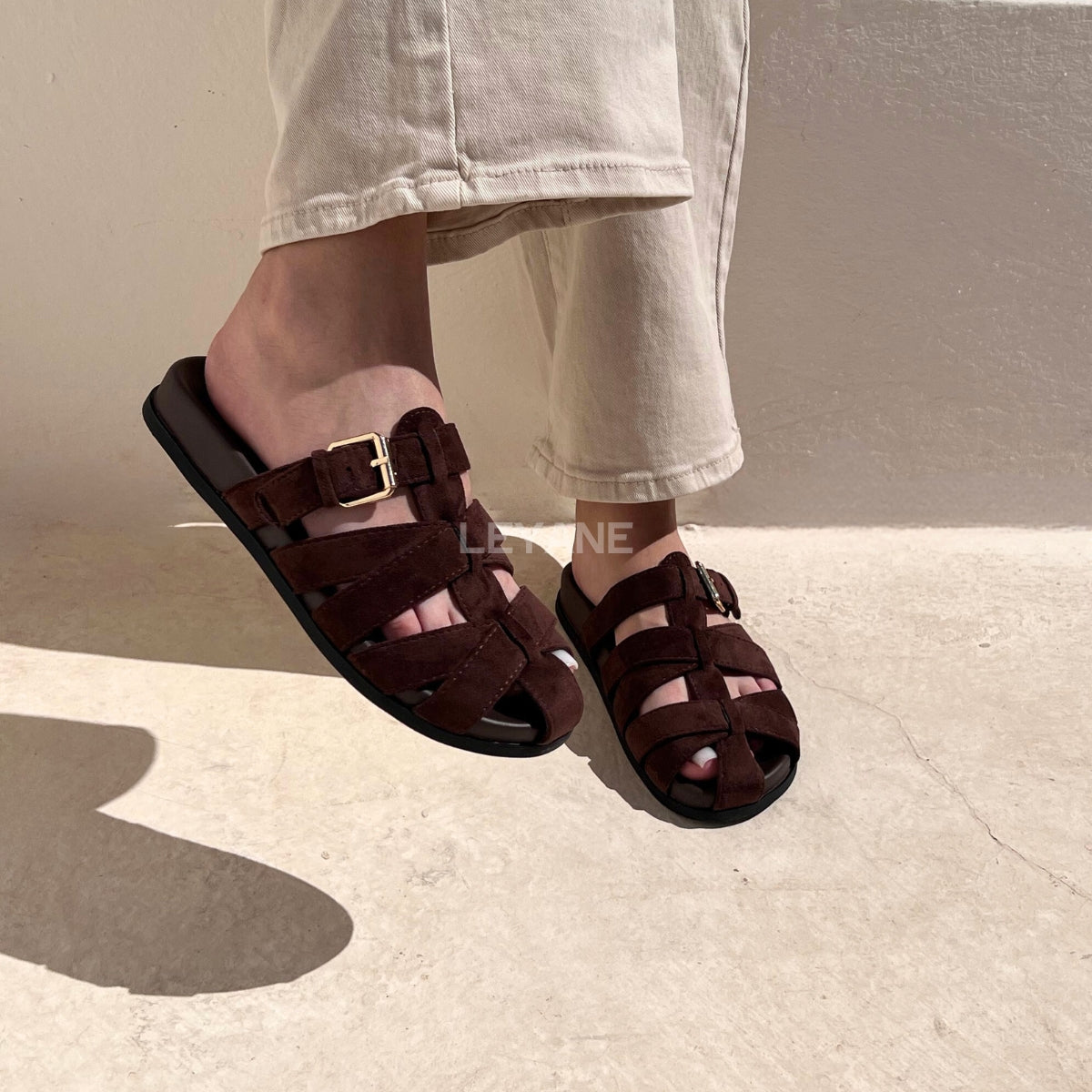 sandales femme, sandales noires, sandales plates, chaussures été, sandales à brides, boucle dorée, chaussures confortables, mode femme, look casual chic, sandales modernes, style minimaliste, chaussures ouvertes, tenue décontractée, tendance été, fashion femme, sandales pratiques, chaussures légères, style urbain