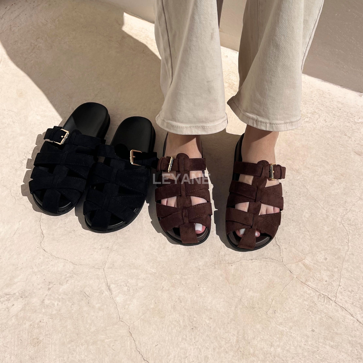 sandales femme, sandales noires, sandales plates, chaussures été, sandales à brides, boucle dorée, chaussures confortables, mode femme, look casual chic, sandales modernes, style minimaliste, chaussures ouvertes, tenue décontractée, tendance été, fashion femme, sandales pratiques, chaussures légères, style urbain