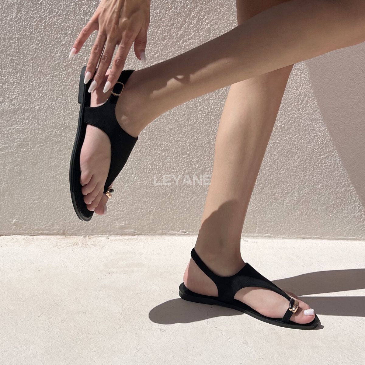 sandales plates, sandales beiges, entredoigt femme, sandales élégantes, chaussures été, style minimaliste, sandales confortables, boucle dorée, look estival, sandales modernes