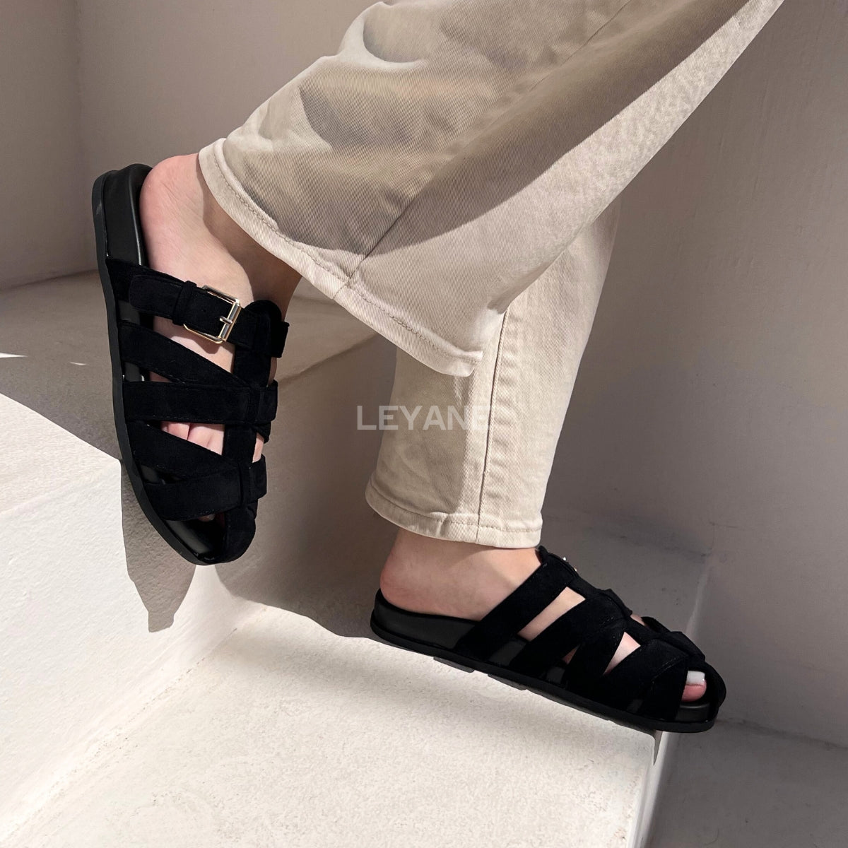 sandales femme, sandales noires, sandales plates, chaussures été, sandales à brides, boucle dorée, chaussures confortables, mode femme, look casual chic, sandales modernes, style minimaliste, chaussures ouvertes, tenue décontractée, tendance été, fashion femme, sandales pratiques, chaussures légères, style urbain