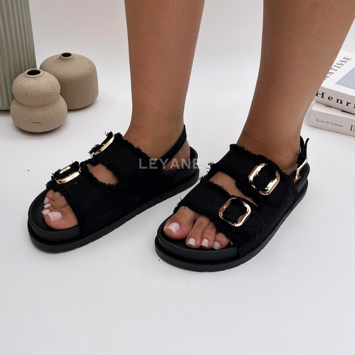 sandale plate, sandale maroc , sandale chunky, chaussures maroc, sandale femme, sandale zara, sandale été, sandals confortables, mules en daim, mules en crochets, mules maroc, mules femmes, mules tendance, sandale et mule, sabots femme

