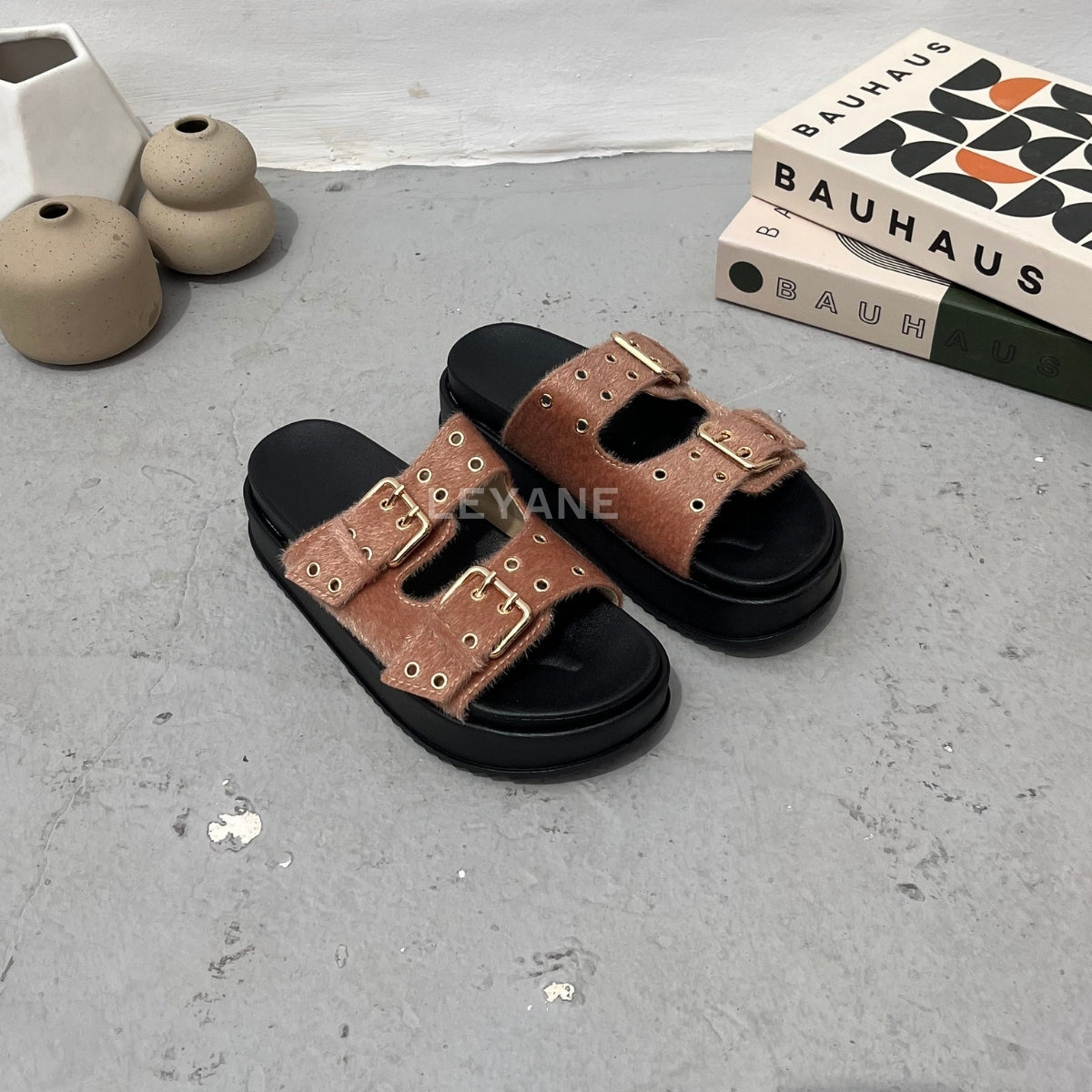 sandale plate, sandale maroc , sandale chunky, chaussures maroc, sandale femme, sandale zara, sandale été, sandals confortables, mules en daim, mules en crochets, mules maroc, mules femmes, mules tendance, sandale et mule, sabots femme
