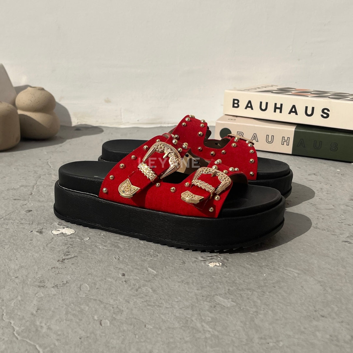 sandale plate, sandale maroc , sandale chunky, chaussures maroc, sandale femme, sandale zara, sandale été, sandals confortables, mules en daim, mules en crochets, mules maroc, mules femmes, mules tendance, sandale et mule, sabots femme
