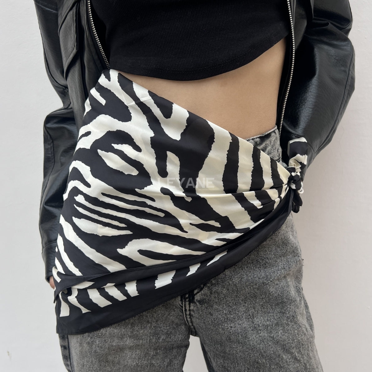 foulard femme, foulard élégant, foulard chic, foulard classique, foulard moderne, foulard tendance, foulard intemporel, foulard luxe, foulard premium, foulard soie, foulard satin, foulard mousseline, foulard léger, foulard doux, foulard fluide, foulard imprimé, foulard uni, foulard à motifs, foulard minimaliste, foulard clean look, foulard fashion, foulard stylé, foulard habillé, foulard quotidien, foulard casual, foulard workwear, foulard bureau, foulard soirée, foulard polyvalent, foulard carré, foulard l