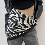 foulard femme, foulard élégant, foulard chic, foulard classique, foulard moderne, foulard tendance, foulard intemporel, foulard luxe, foulard premium, foulard soie, foulard satin, foulard mousseline, foulard léger, foulard doux, foulard fluide, foulard imprimé, foulard uni, foulard à motifs, foulard minimaliste, foulard clean look, foulard fashion, foulard stylé, foulard habillé, foulard quotidien, foulard casual, foulard workwear, foulard bureau, foulard soirée, foulard polyvalent, foulard carré, foulard l