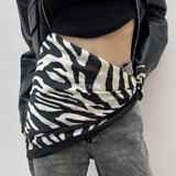 foulard femme, foulard élégant, foulard chic, foulard classique, foulard moderne, foulard tendance, foulard intemporel, foulard luxe, foulard premium, foulard soie, foulard satin, foulard mousseline, foulard léger, foulard doux, foulard fluide, foulard imprimé, foulard uni, foulard à motifs, foulard minimaliste, foulard clean look, foulard fashion, foulard stylé, foulard habillé, foulard quotidien, foulard casual, foulard workwear, foulard bureau, foulard soirée, foulard polyvalent, foulard carré, foulard l