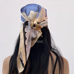 foulard femme, foulard élégant, foulard chic, foulard classique, foulard moderne, foulard tendance, foulard intemporel, foulard luxe, foulard premium, foulard soie, foulard satin, foulard mousseline, foulard léger, foulard doux, foulard fluide, foulard imprimé, foulard uni, foulard à motifs, foulard minimaliste, foulard clean look, foulard fashion, foulard stylé, foulard habillé, foulard quotidien, foulard casual, foulard workwear, foulard bureau, foulard soirée, foulard polyvalent, foulard carré, foulard l