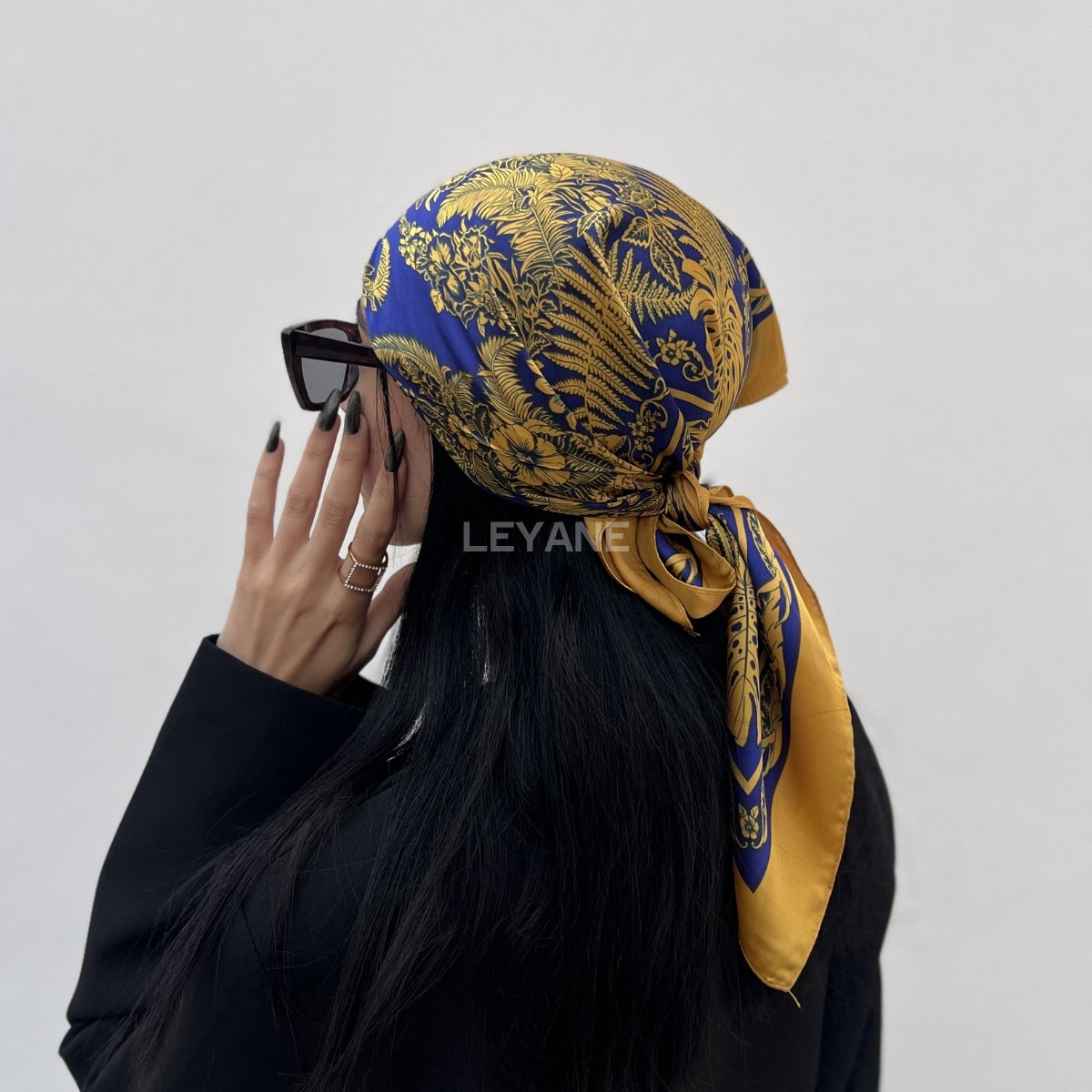foulard femme, foulard élégant, foulard chic, foulard classique, foulard moderne, foulard tendance, foulard intemporel, foulard luxe, foulard premium, foulard soie, foulard satin, foulard mousseline, foulard léger, foulard doux, foulard fluide, foulard imprimé, foulard uni, foulard à motifs, foulard minimaliste, foulard clean look, foulard fashion, foulard stylé, foulard habillé, foulard quotidien, foulard casual, foulard workwear, foulard bureau, foulard soirée, foulard polyvalent, foulard carré, foulard l
