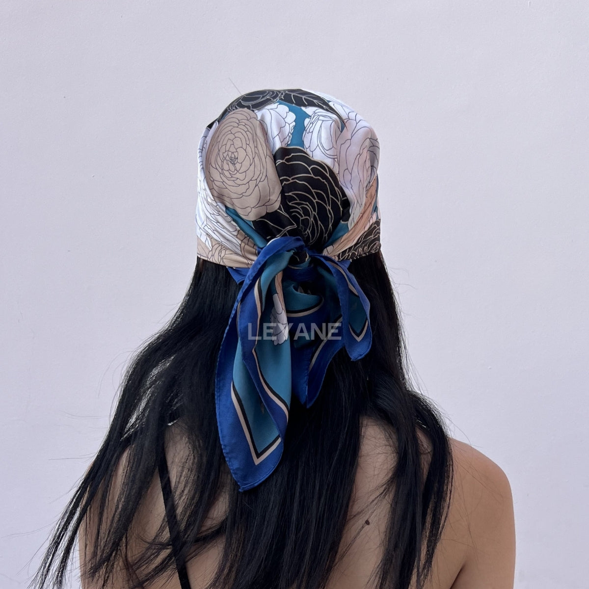 foulard femme, foulard élégant, foulard chic, foulard classique, foulard moderne, foulard tendance, foulard intemporel, foulard luxe, foulard premium, foulard soie, foulard satin, foulard mousseline, foulard léger, foulard doux, foulard fluide, foulard imprimé, foulard uni, foulard à motifs, foulard minimaliste, foulard clean look, foulard fashion, foulard stylé, foulard habillé, foulard quotidien, foulard casual, foulard workwear, foulard bureau, foulard soirée, foulard polyvalent, foulard carré, foulard l