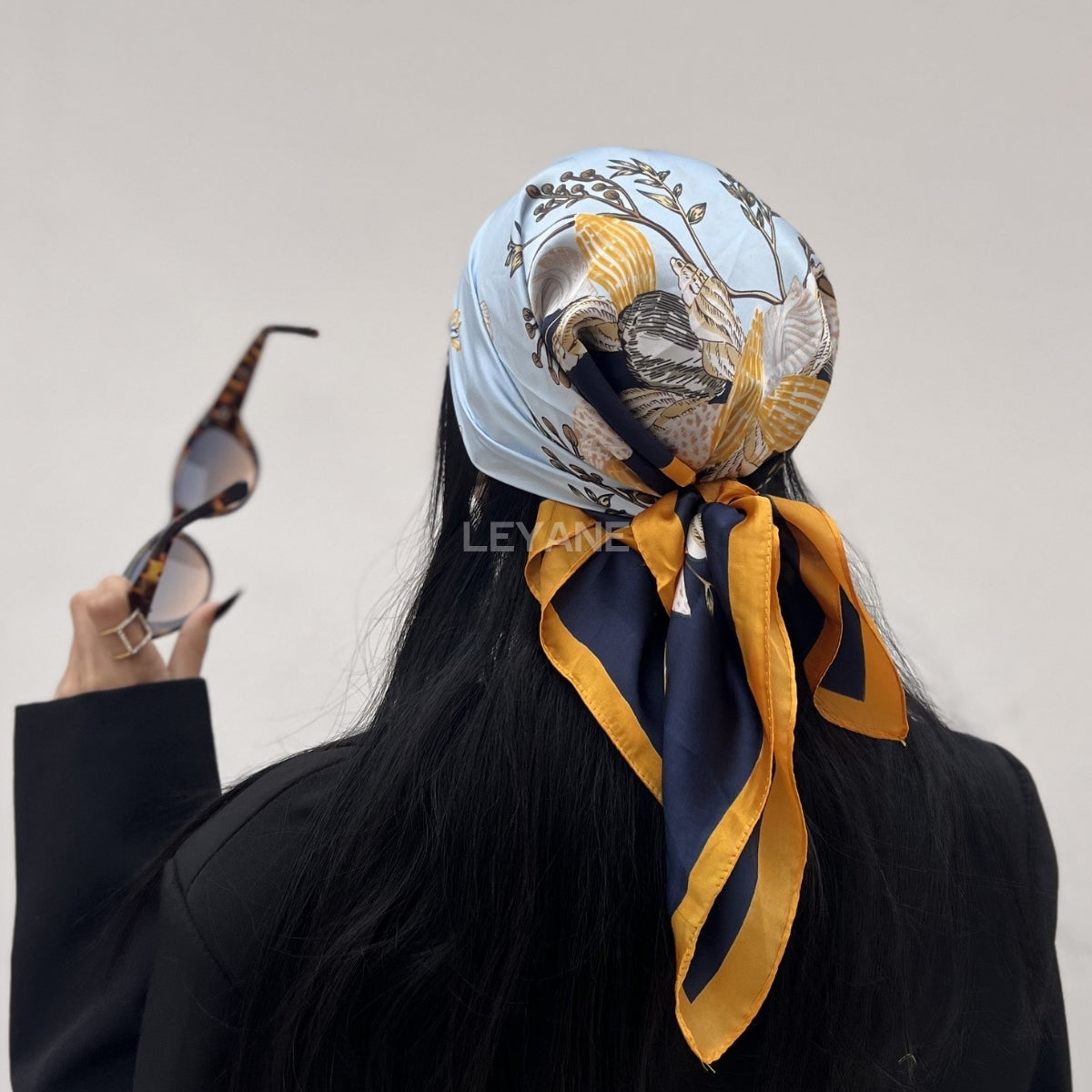 foulard femme, foulard élégant, foulard chic, foulard classique, foulard moderne, foulard tendance, foulard intemporel, foulard luxe, foulard premium, foulard soie, foulard satin, foulard mousseline, foulard léger, foulard doux, foulard fluide, foulard imprimé, foulard uni, foulard à motifs, foulard minimaliste, foulard clean look, foulard fashion, foulard stylé, foulard habillé, foulard quotidien, foulard casual, foulard workwear, foulard bureau, foulard soirée, foulard polyvalent, foulard carré, foulard l
