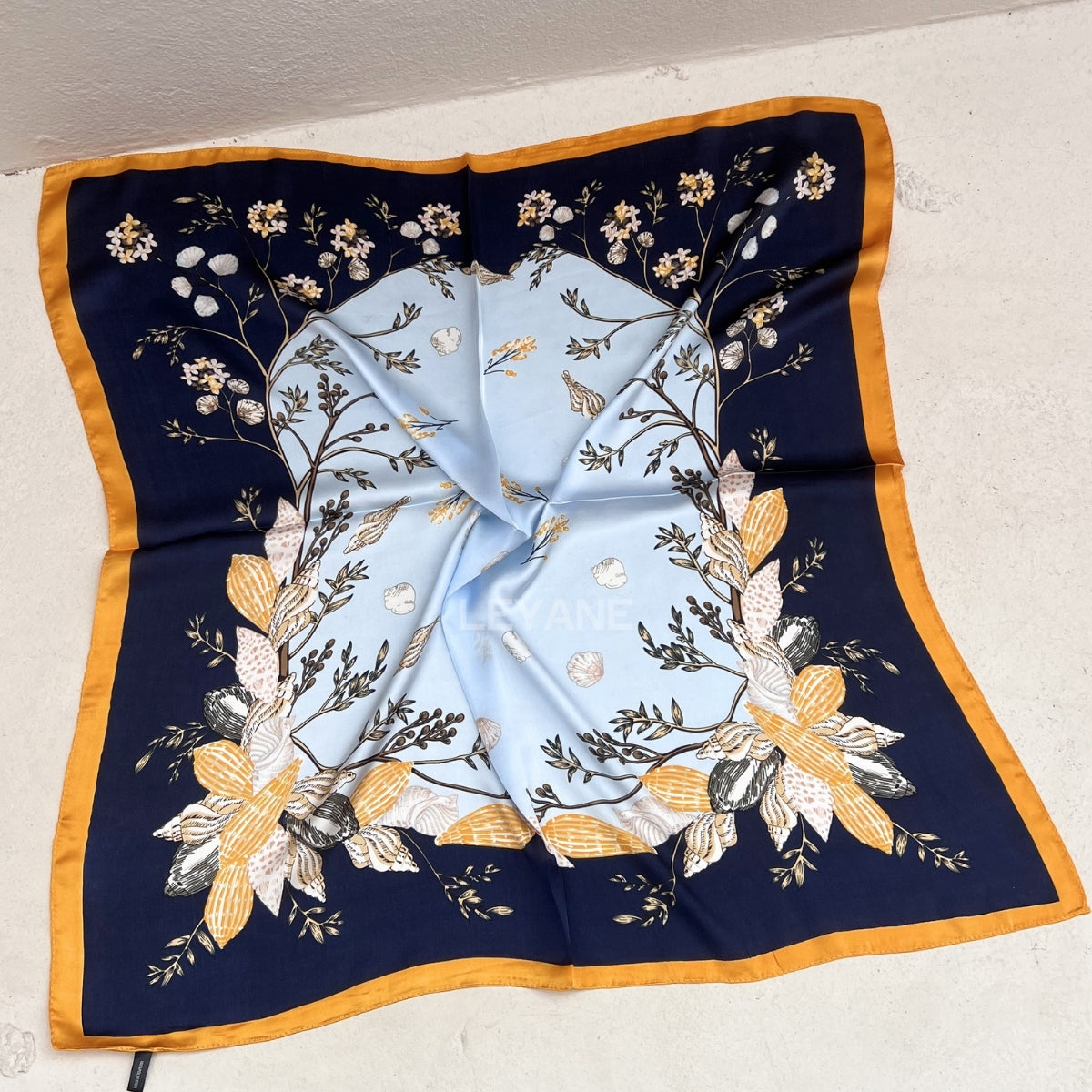 foulard femme, foulard élégant, foulard chic, foulard classique, foulard moderne, foulard tendance, foulard intemporel, foulard luxe, foulard premium, foulard soie, foulard satin, foulard mousseline, foulard léger, foulard doux, foulard fluide, foulard imprimé, foulard uni, foulard à motifs, foulard minimaliste, foulard clean look, foulard fashion, foulard stylé, foulard habillé, foulard quotidien, foulard casual, foulard workwear, foulard bureau, foulard soirée, foulard polyvalent, foulard carré, foulard l