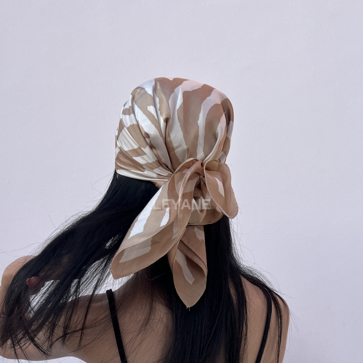 foulard femme, foulard élégant, foulard chic, foulard classique, foulard moderne, foulard tendance, foulard intemporel, foulard luxe, foulard premium, foulard soie, foulard satin, foulard mousseline, foulard léger, foulard doux, foulard fluide, foulard imprimé, foulard uni, foulard à motifs, foulard minimaliste, foulard clean look, foulard fashion, foulard stylé, foulard habillé, foulard quotidien, foulard casual, foulard workwear, foulard bureau, foulard soirée, foulard polyvalent, foulard carré, foulard l