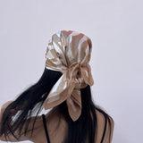 foulard femme, foulard élégant, foulard chic, foulard classique, foulard moderne, foulard tendance, foulard intemporel, foulard luxe, foulard premium, foulard soie, foulard satin, foulard mousseline, foulard léger, foulard doux, foulard fluide, foulard imprimé, foulard uni, foulard à motifs, foulard minimaliste, foulard clean look, foulard fashion, foulard stylé, foulard habillé, foulard quotidien, foulard casual, foulard workwear, foulard bureau, foulard soirée, foulard polyvalent, foulard carré, foulard l