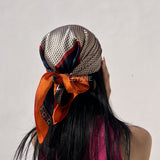 foulard femme, foulard élégant, foulard chic, foulard classique, foulard moderne, foulard tendance, foulard intemporel, foulard luxe, foulard premium, foulard soie, foulard satin, foulard mousseline, foulard léger, foulard doux, foulard fluide, foulard imprimé, foulard uni, foulard à motifs, foulard minimaliste, foulard clean look, foulard fashion, foulard stylé, foulard habillé, foulard quotidien, foulard casual, foulard workwear, foulard bureau, foulard soirée, foulard polyvalent, foulard carré, foulard l