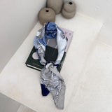 foulard femme, foulard élégant, foulard chic, foulard classique, foulard moderne, foulard tendance, foulard intemporel, foulard luxe, foulard premium, foulard soie, foulard satin, foulard mousseline, foulard léger, foulard doux, foulard fluide, foulard imprimé, foulard uni, foulard à motifs, foulard minimaliste, foulard clean look, foulard fashion, foulard stylé, foulard habillé, foulard quotidien, foulard casual, foulard workwear, foulard bureau, foulard soirée, foulard polyvalent, foulard carré, foulard l