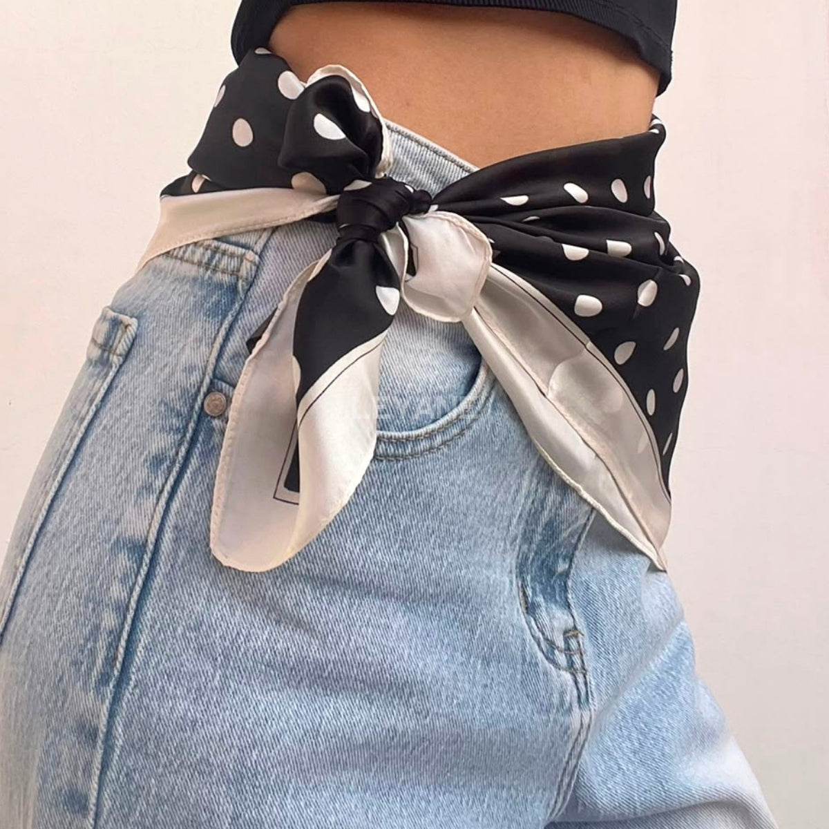 foulard femme, foulard élégant, foulard chic, foulard classique, foulard moderne, foulard tendance, foulard intemporel, foulard luxe, foulard premium, foulard soie, foulard satin, foulard mousseline, foulard léger, foulard doux, foulard fluide, foulard imprimé, foulard uni, foulard à motifs, foulard minimaliste, foulard clean look, foulard fashion, foulard stylé, foulard habillé, foulard quotidien, foulard casual, foulard workwear, foulard bureau, foulard soirée, foulard polyvalent, foulard carré, foulard l