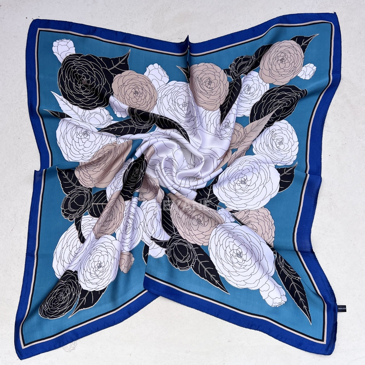 foulard femme, foulard élégant, foulard chic, foulard classique, foulard moderne, foulard tendance, foulard intemporel, foulard luxe, foulard premium, foulard soie, foulard satin, foulard mousseline, foulard léger, foulard doux, foulard fluide, foulard imprimé, foulard uni, foulard à motifs, foulard minimaliste, foulard clean look, foulard fashion, foulard stylé, foulard habillé, foulard quotidien, foulard casual, foulard workwear, foulard bureau, foulard soirée, foulard polyvalent, foulard carré, foulard l