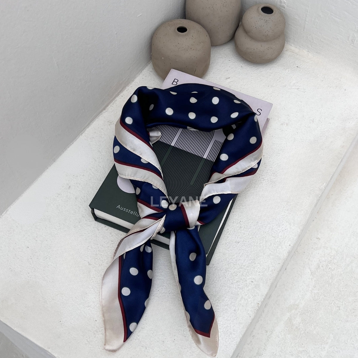 foulard femme, foulard élégant, foulard chic, foulard classique, foulard moderne, foulard tendance, foulard intemporel, foulard luxe, foulard premium, foulard soie, foulard satin, foulard mousseline, foulard léger, foulard doux, foulard fluide, foulard imprimé, foulard uni, foulard à motifs, foulard minimaliste, foulard clean look, foulard fashion, foulard stylé, foulard habillé, foulard quotidien, foulard casual, foulard workwear, foulard bureau, foulard soirée, foulard polyvalent, foulard carré, foulard l