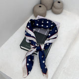 foulard femme, foulard élégant, foulard chic, foulard classique, foulard moderne, foulard tendance, foulard intemporel, foulard luxe, foulard premium, foulard soie, foulard satin, foulard mousseline, foulard léger, foulard doux, foulard fluide, foulard imprimé, foulard uni, foulard à motifs, foulard minimaliste, foulard clean look, foulard fashion, foulard stylé, foulard habillé, foulard quotidien, foulard casual, foulard workwear, foulard bureau, foulard soirée, foulard polyvalent, foulard carré, foulard l