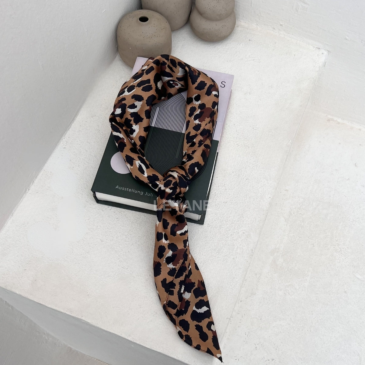 foulard femme, foulard élégant, foulard chic, foulard classique, foulard moderne, foulard tendance, foulard intemporel, foulard luxe, foulard premium, foulard soie, foulard satin, foulard mousseline, foulard léger, foulard doux, foulard fluide, foulard imprimé, foulard uni, foulard à motifs, foulard minimaliste, foulard clean look, foulard fashion, foulard stylé, foulard habillé, foulard quotidien, foulard casual, foulard workwear, foulard bureau, foulard soirée, foulard polyvalent, foulard carré, foulard l