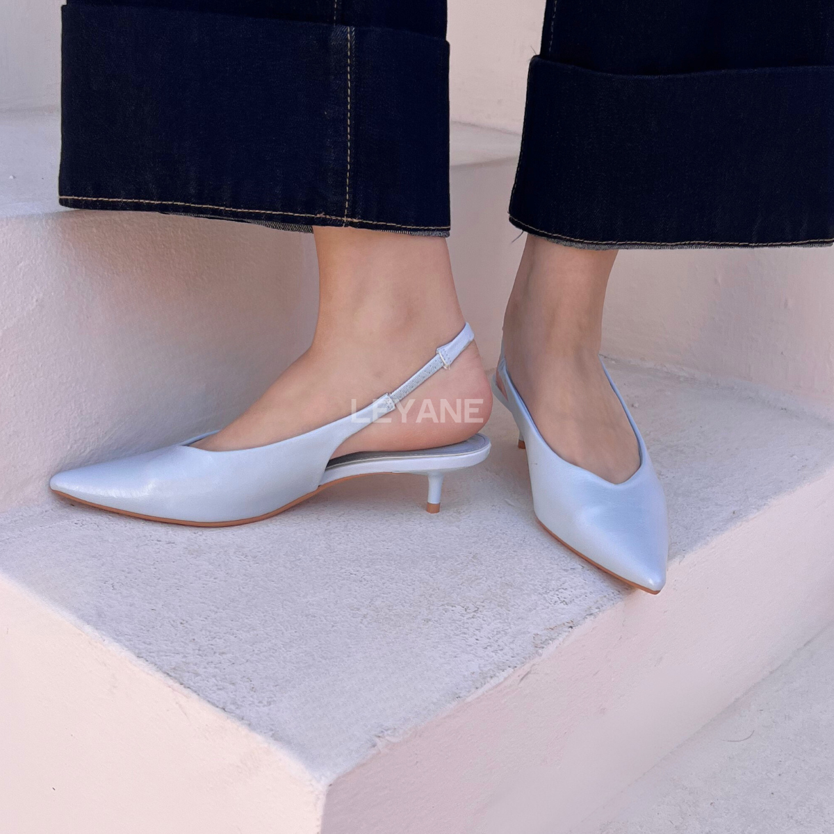 mules femme, chaussures femme, talon bas, bout pointu, slingback, mules élégantes, chaussures chic, mode femme, collection chaussures, couleurs variées, minimaliste, tendance mode, chaussures modernes, style sophistiqué, look bureau, chaussures confortables, fashion femme, été printemps, chaussures ouvertes, design épuré