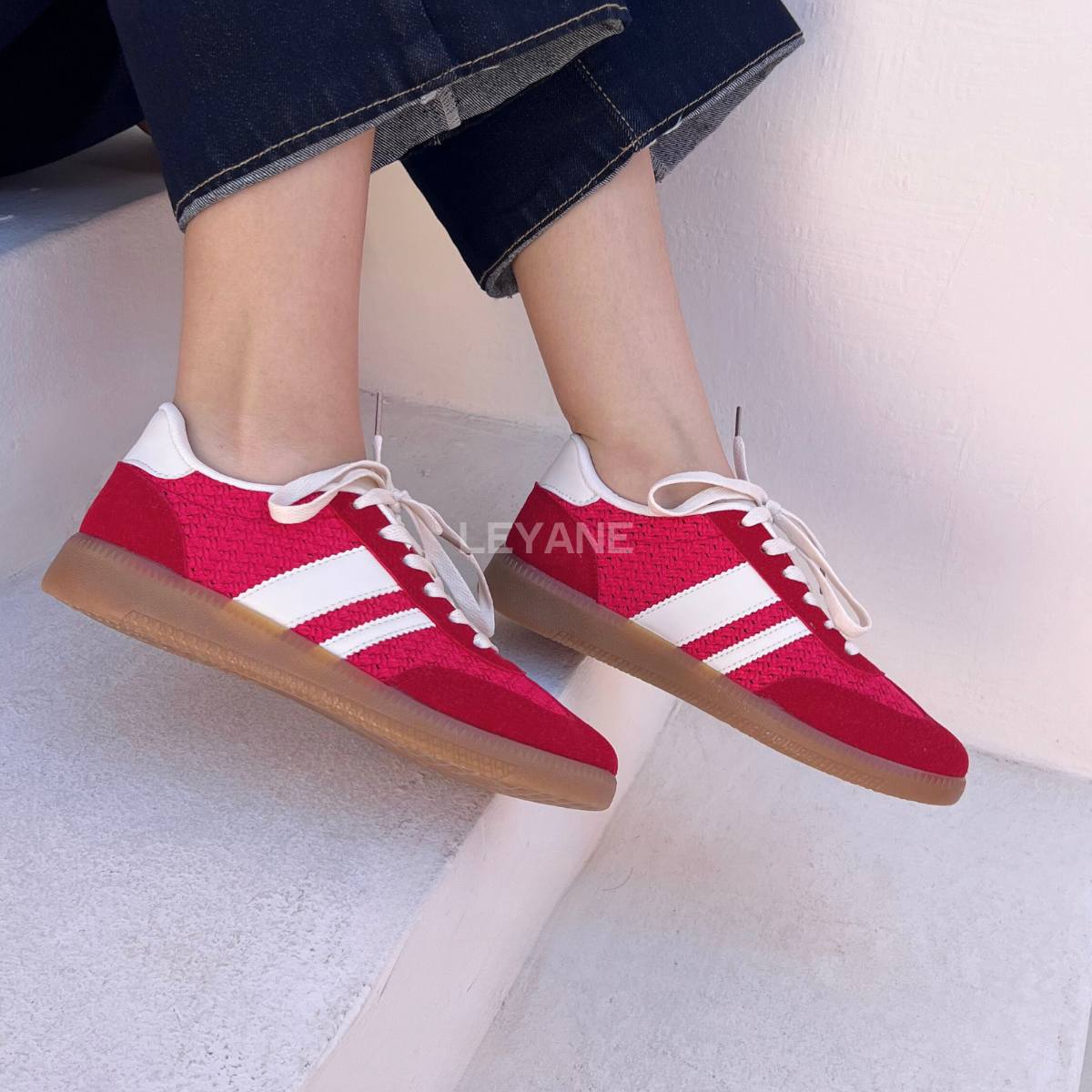 baskets femme, sneakers femme, baskets rétro, sneakers tendance, chaussures casual, baskets confortables, baskets toile, baskets suédine, sneakers été, chaussures femme mode, baskets stylées, sneakers vintage, baskets rouges, baskets beige, baskets blanches, chaussures streetwear, baskets légères