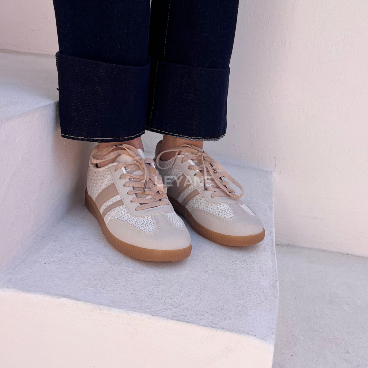 baskets femme, sneakers femme, baskets rétro, sneakers tendance, chaussures casual, baskets confortables, baskets toile, baskets suédine, sneakers été, chaussures femme mode, baskets stylées, sneakers vintage, baskets rouges, baskets beige, baskets blanches, chaussures streetwear, baskets légères