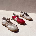 baskets femme, sneakers femme, baskets rétro, sneakers tendance, chaussures casual, baskets confortables, baskets toile, baskets suédine, sneakers été, chaussures femme mode, baskets stylées, sneakers vintage, baskets rouges, baskets beige, baskets blanches, chaussures streetwear, baskets légères