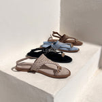 Sandales femmes, sandales plates, suédine noire, clous dorés, bride arrière, été 2026, chaussures confortables, mode femme, décontracté chic, pied ouvert, style moderne, tendance été, sandales légères, look estival, chaussures élégantes